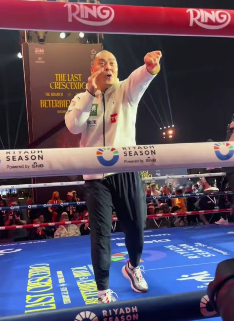 拳击比赛选手实力过人,一击制胜 拳击比赛选手实力过人,一击制胜