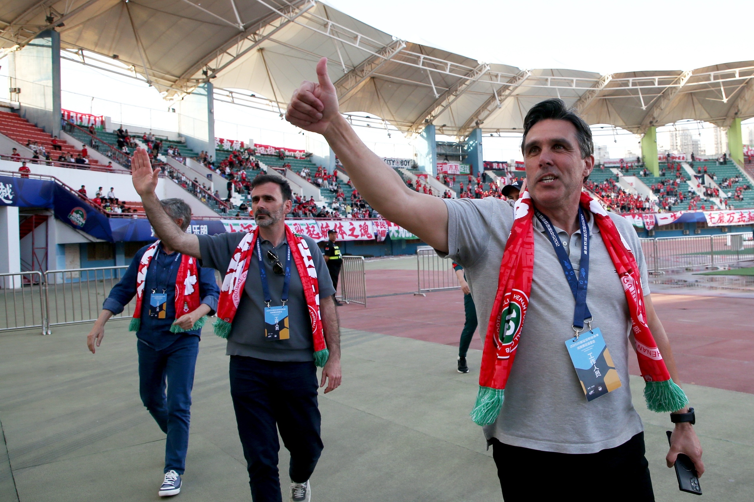 aoa体育体育app-球队在比赛中遭遇逆境，众将团结一心，逆转胜利的简单介绍