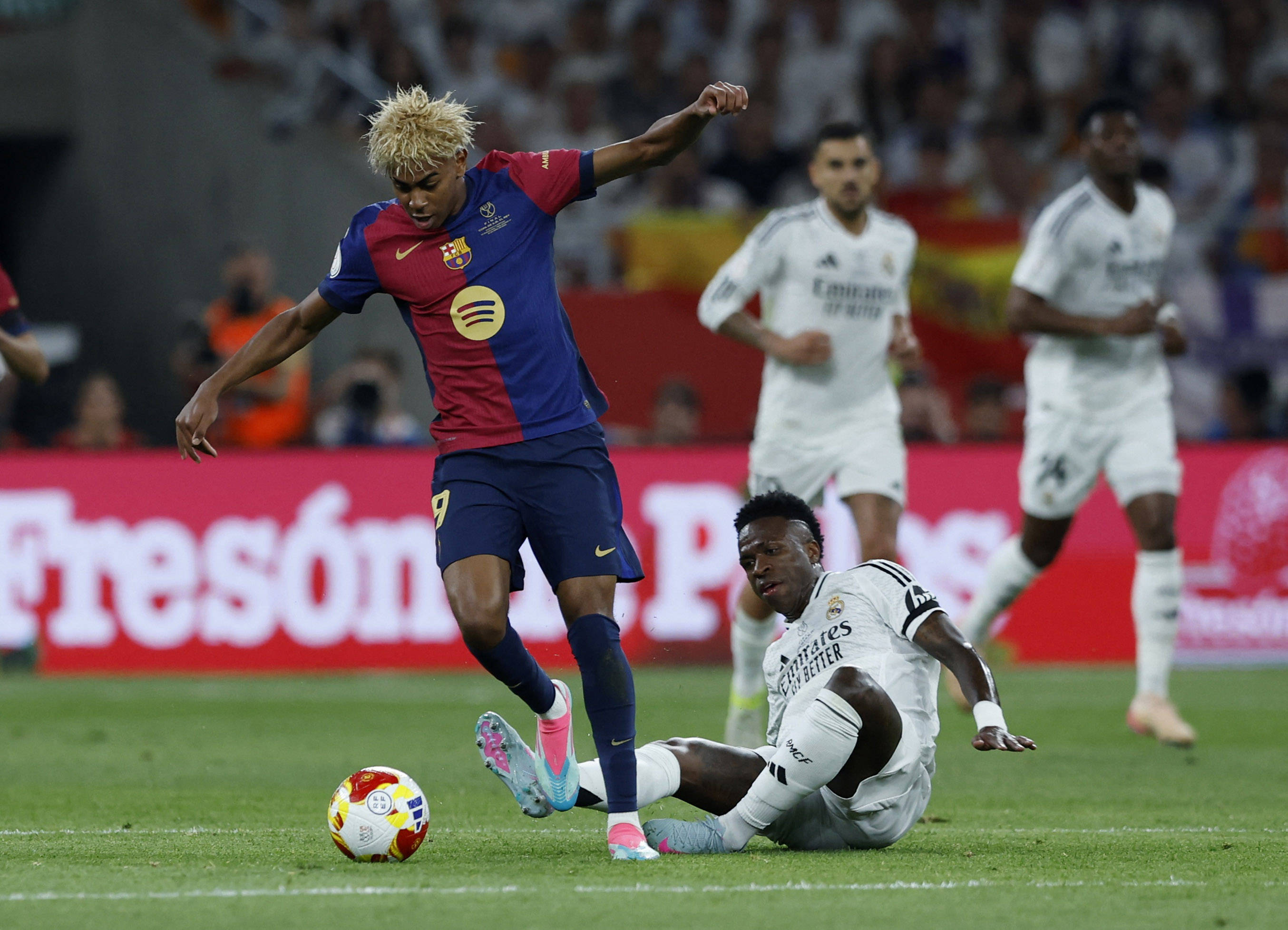 巴萨失利连连,陷入保级泥潭 巴萨失利连连,陷入保级泥潭