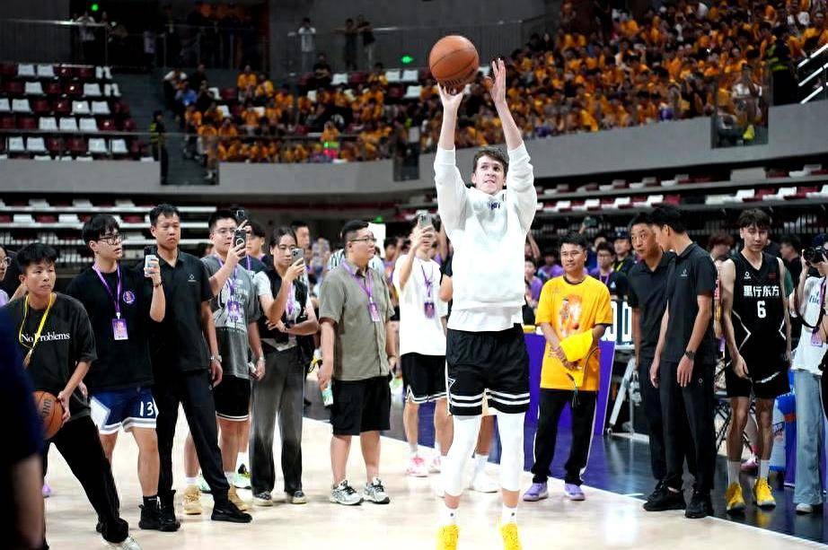 篮球锦标赛季后赛火爆展开,球星亮相 篮球锦标赛季后赛火爆展开,球星亮相