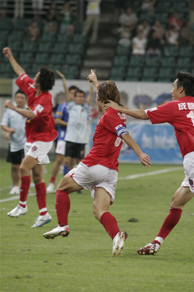 成都谢菲联告捷,保级艰辛之路还需继续 成都谢菲联告捷,保级艰辛之路还需继续