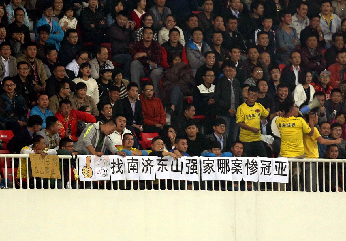 比赛结束后,球迷尽情欢呼庆祝,热血沸腾!的简单介绍 比赛结束后,球迷尽情欢呼庆祝,热血沸腾!的简单介绍