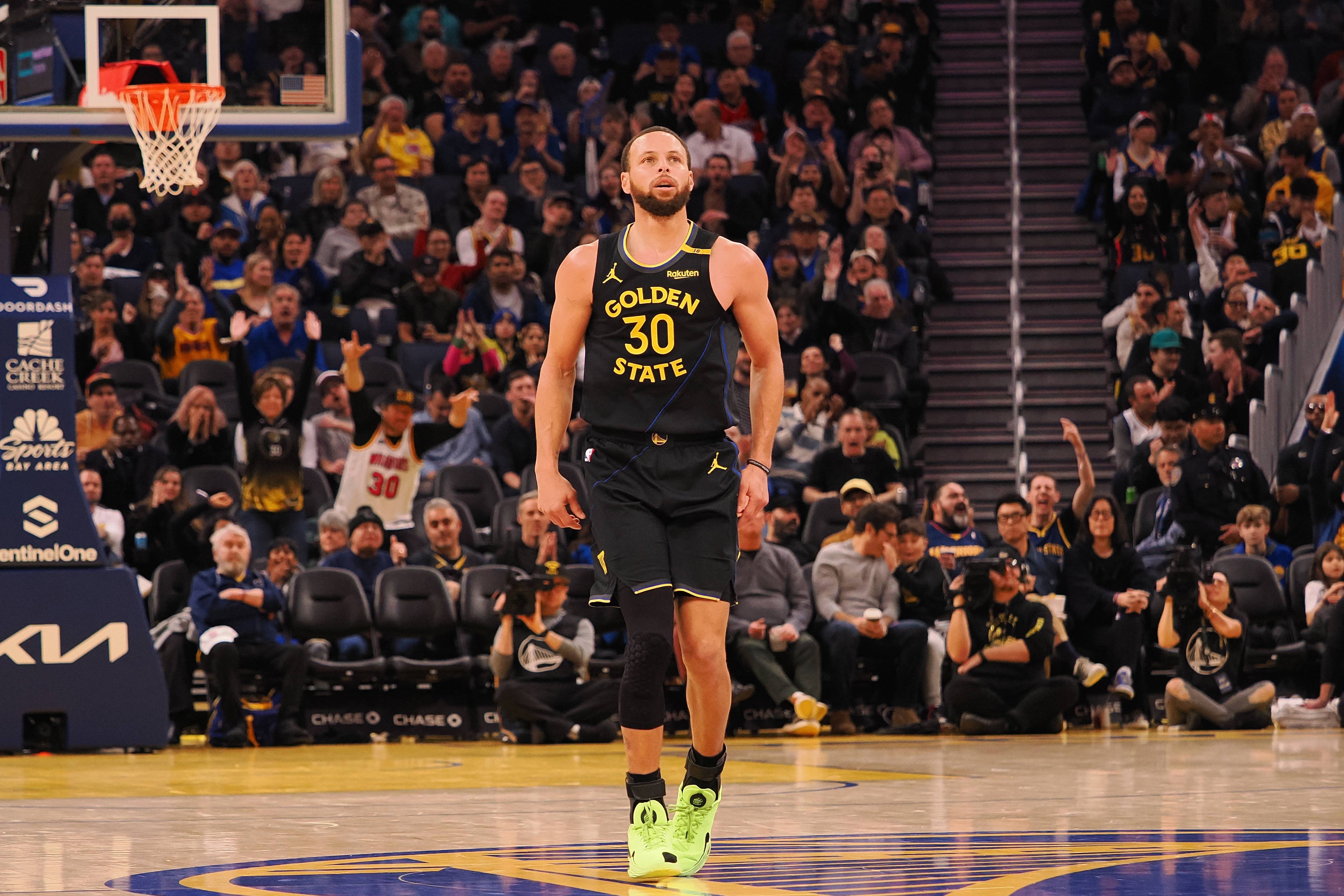 关于库里带伤飙分,再度刷新三分纪录!的信息 关于库里带伤飙分,再度刷新三分纪录!的信息