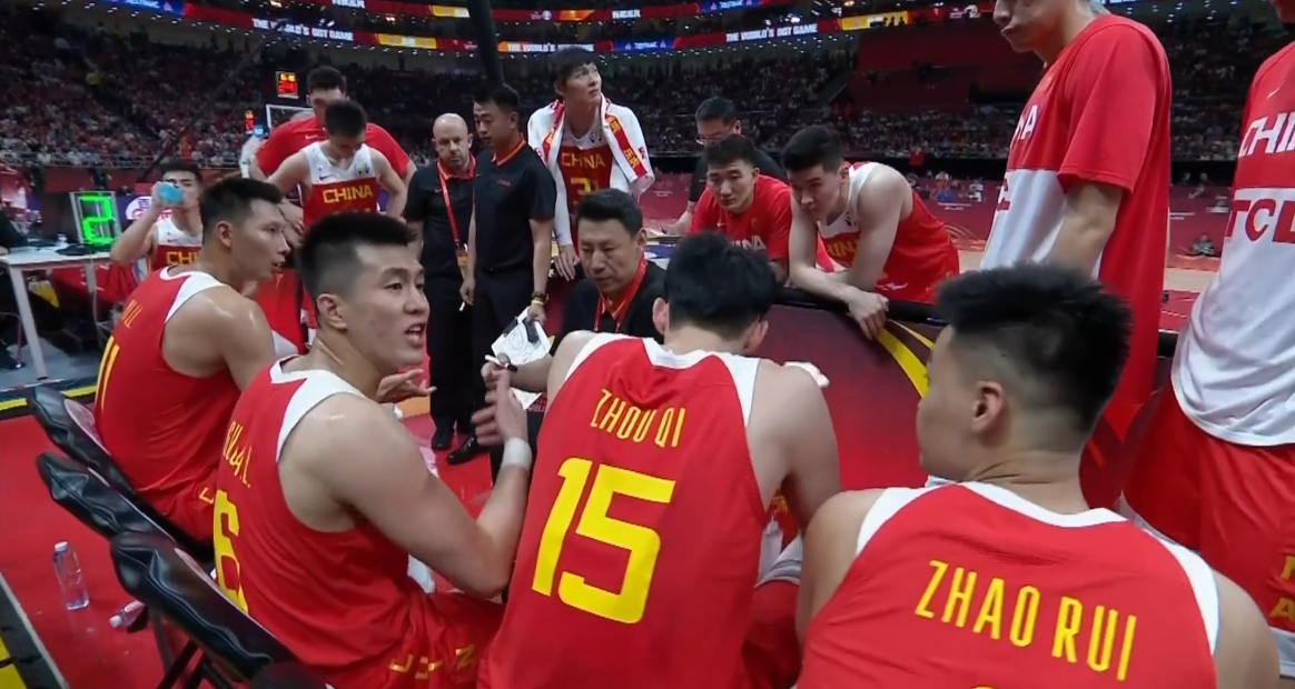 关于球队战绩下滑，教练被质疑资历不够的信息