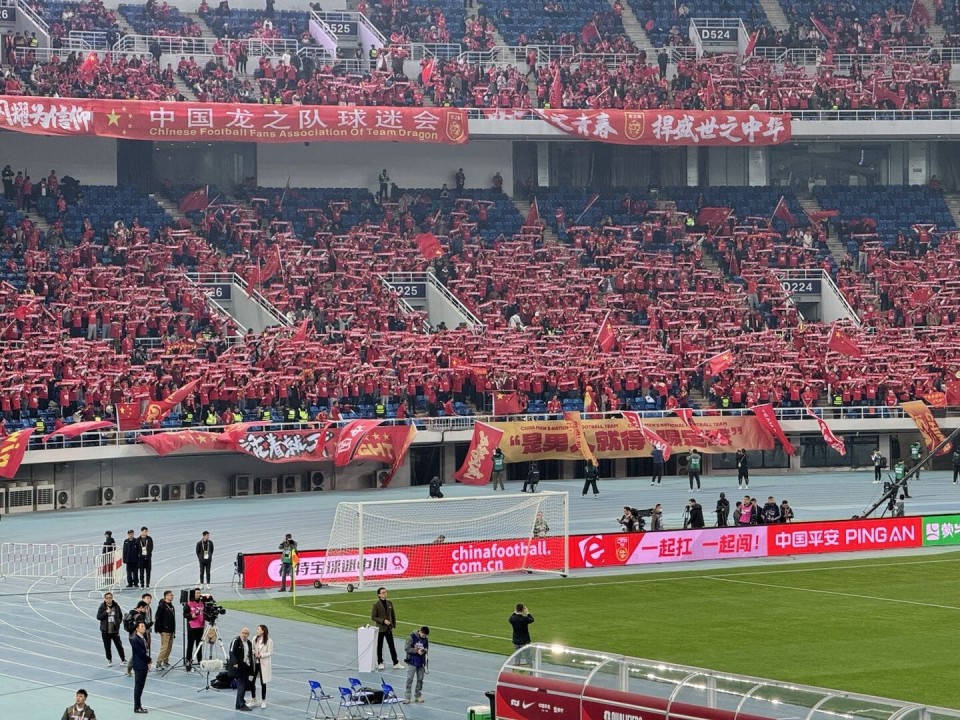 aoa体育体育在线登录-热门球队展现出众表现，球迷热情不减！